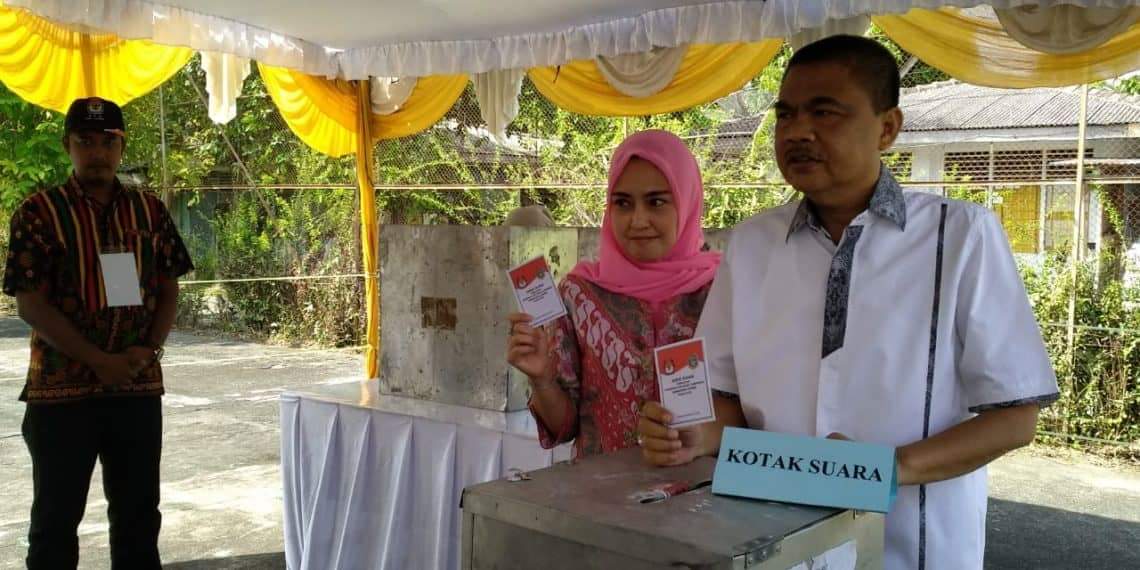 Bupati Asahan Nyoblos di TPS 08 Mekar Baru
