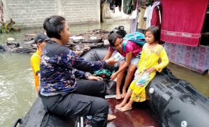 Dramatis, Inilah Detik-Detik Polres Ciamis Evakuasi Ratusan Korban Banjir Pangandaran