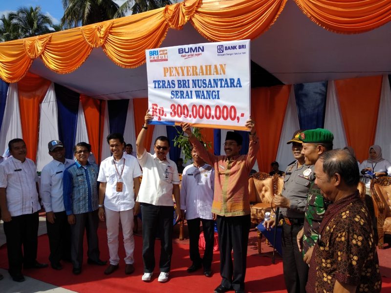 Pemimpin wilayah BRI Padang, Jhoni Alwadris saat menyerahkan bantuan Rp300 juta kepada Bupati Pasaman, Yusuf Lubis, Jum'at (28/12).