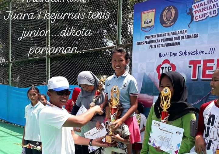 Ratu Violenza Efendi saat menerima piala dari Wali Kota Pariaman di Lapangan Tenis Karanaur Kota Pariaman.