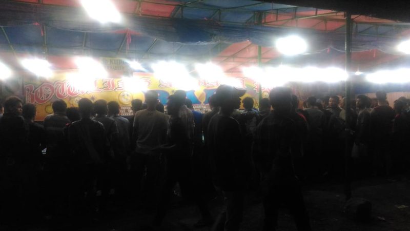 Masyarakat ramaikan permainan bola gelinding di Pasar Malam Terminal Pasar Panti, Sabtu malam (5/1/19).