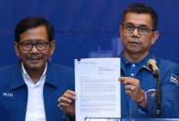 Hinca Panjaitan, menunjukan surat Susilo Bambang Yudhoyono