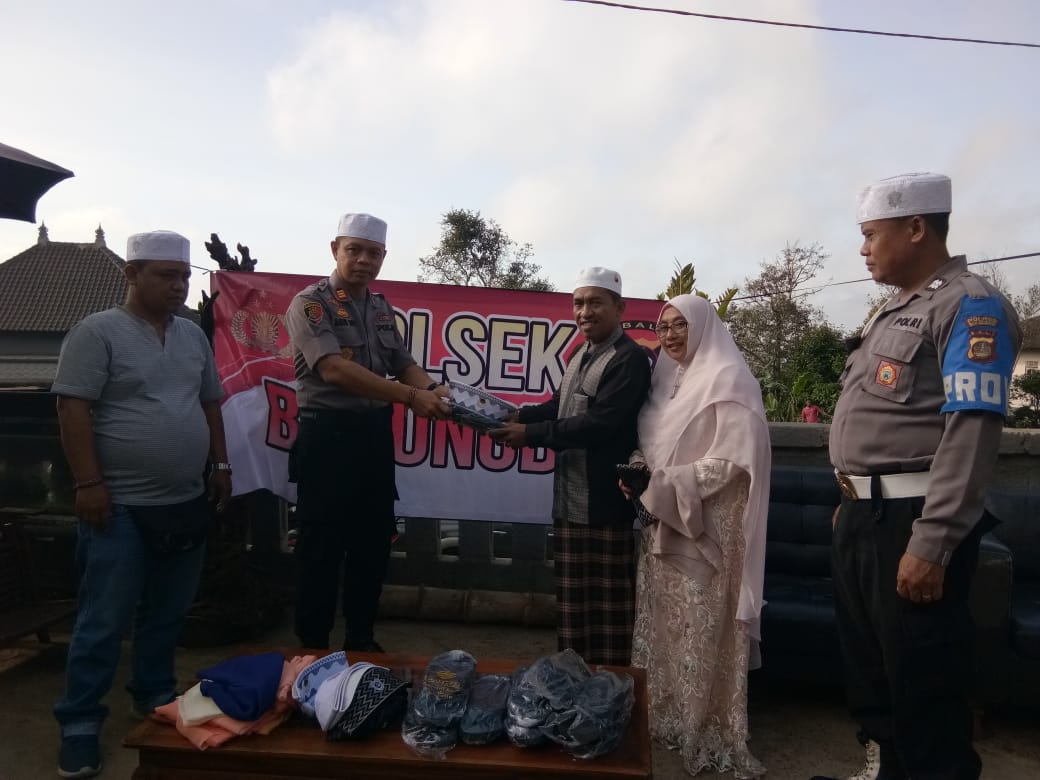 Kapolsek Busungbiu Serahkan Bingkisan Ke Warga Muslim