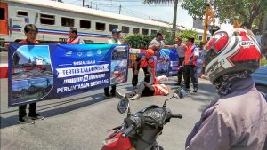 Tekan Angka Kecelakaan, KAI Daop 8 Surabaya Sosialisasikan Keselamatan Perlintasan Kereta Api