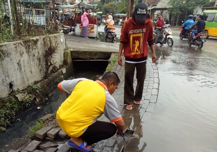 Polsek Pasar Kemis Gotong Royong Bersihkan Penyumbat Got