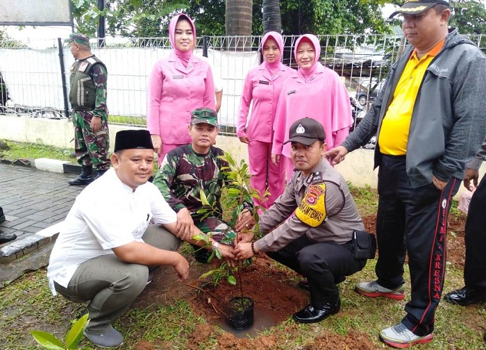 Giliran Polsek Cikupa Tangerang Tanam Pohon Karena Peduli Penghijauan