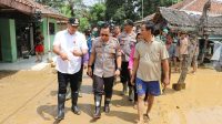 Kapolresta Tangerang dan Bupati Tinjau Korban Banjir di Perbatasan Ini