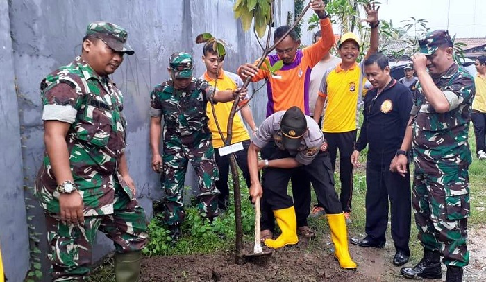 Ini Aksi Polsek Kresek Peduli Penghijauan