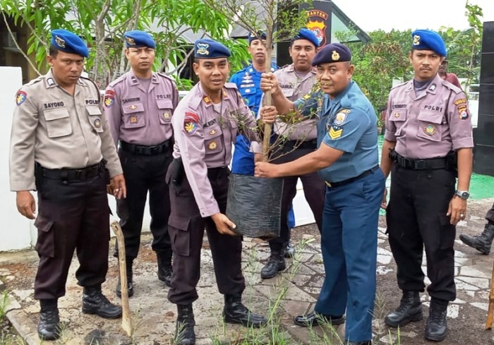 Tak Hanya Pohon Penghijauan, Sat Polair Ini Juga Tanam Bunga