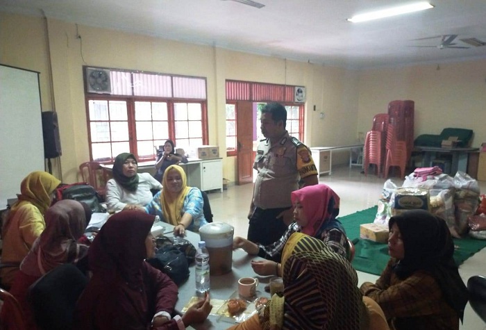 Polisi Beri Suport PKK Salurkan Bantuan ke Korban Banjir Lebak