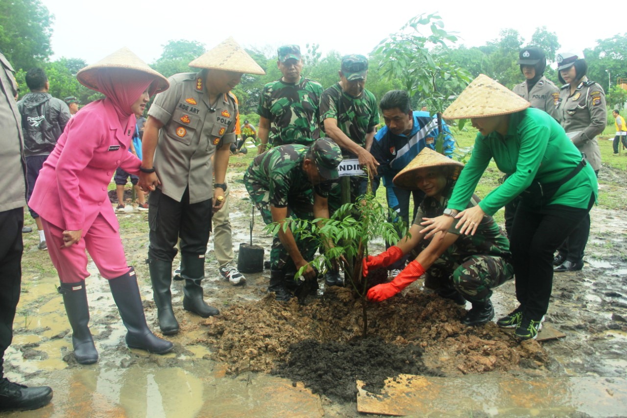 Hindari Banjir, Polresta Tangerang Gelar Penghijauan di Hutan Kota