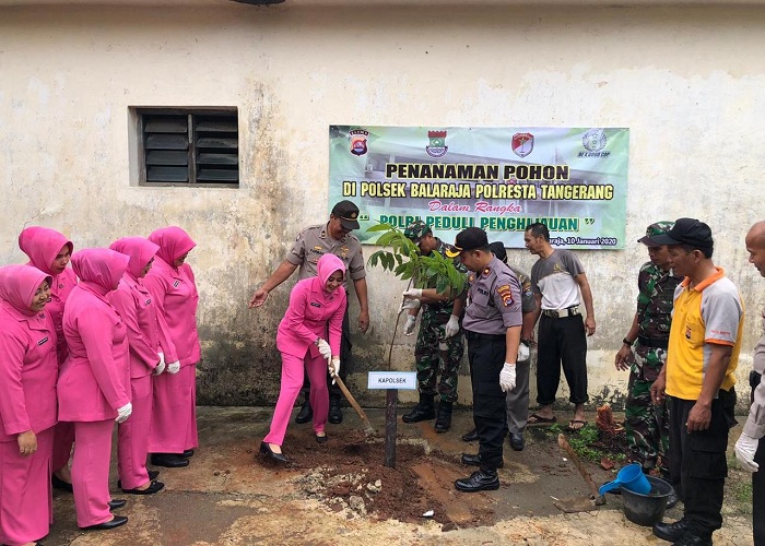Polri Peduli Penghijauan, Kapolsek Balaraja Terjun Langsung Tanam Pohon