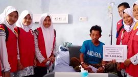 PMR Wira SMKN 1 Lubuk Sikaping memberikan bantuan kepada korban banjir saat dirawat di rumah sakit.