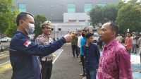 Pemohon dan Petugas SIM Satlantas Polresta Tangerang Dicek Suhu Tubuh