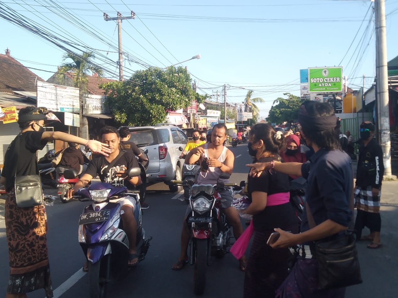 Bukan Basa Basi Politik “Yo Ayo Pakai Masker” STT Banjar Sakah Ingatkan Warga