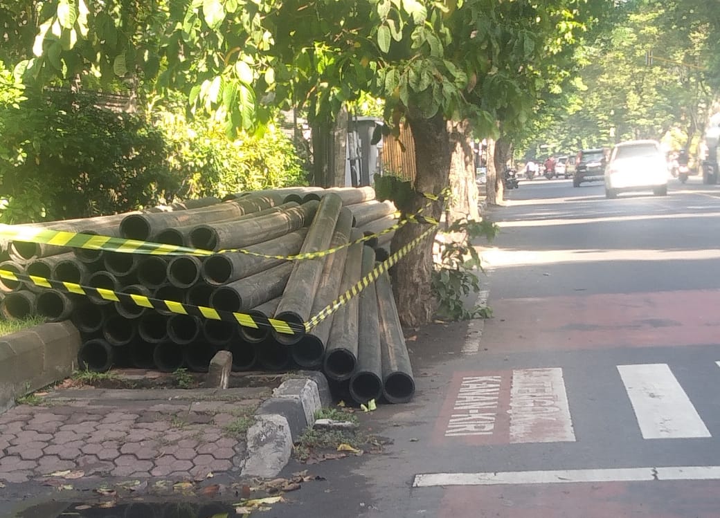 Tumpukan Pipa Tutup Trotoar, Proyek Pemasangan Kabel PLN Disorot Warga