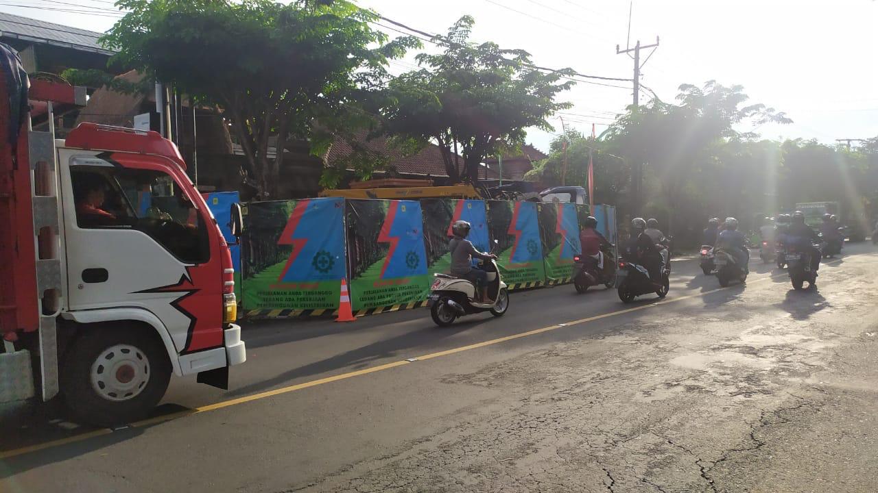 Pipa Penuhi Trotoar  Badung, PLN Tegaskan Vendor Bandel Bisa Diputus Kontrak