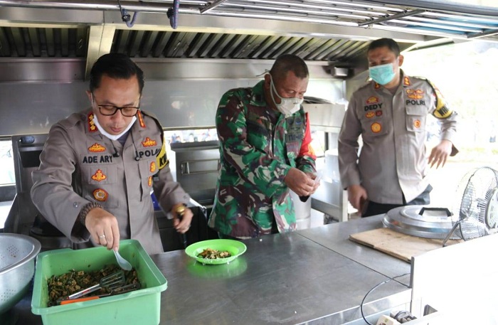 Bikin Dapur Lapangan, Polresta Tangerang Bagi Ratusan Makanan