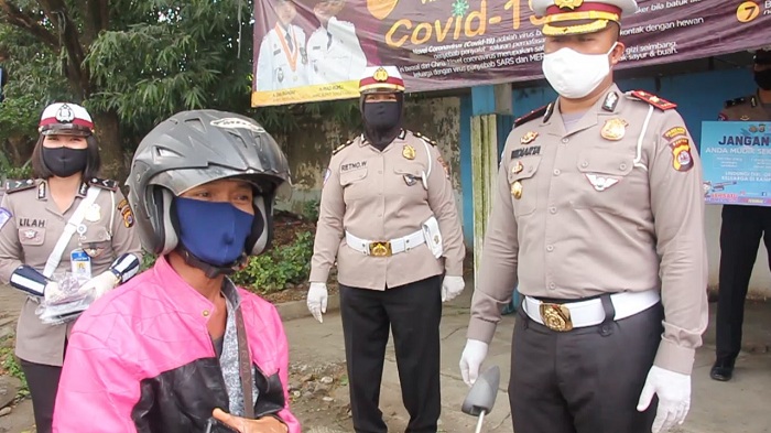 Senyum Jumadi, Pemotor Yang Dapat Masker Gratis Polresta Tangerang