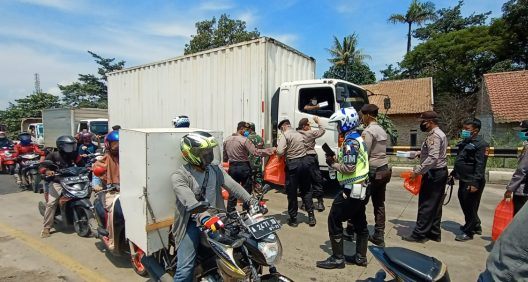 PSBB Pertama, Polresta Tangerang Bagikan Masker dan Makanan
