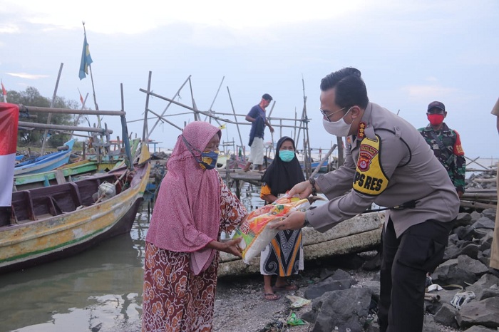 Ketika Polresta Tangerang Bagikan 5 Ton Beras Ke Masyarakat