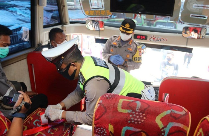 Penerapan PSBB, Polresta Tangerang Periksa Transportasi Umum Arah Jakarta