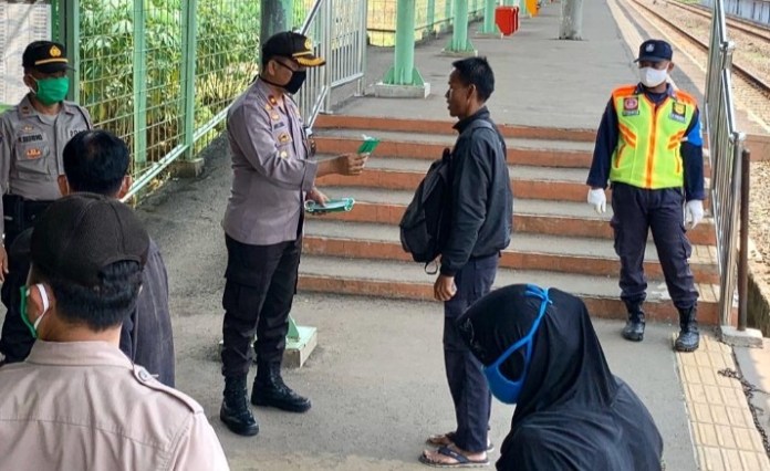 PSBB Jakarta, Polsek Tigaraksa Sekat Penumpang di Stasiun Daru