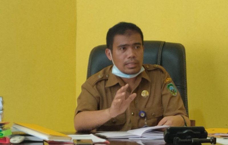 Kepala Dinsos Pemkab Pasaman Amdarisman saat jumpa pers, Selasa (12/5/20).
