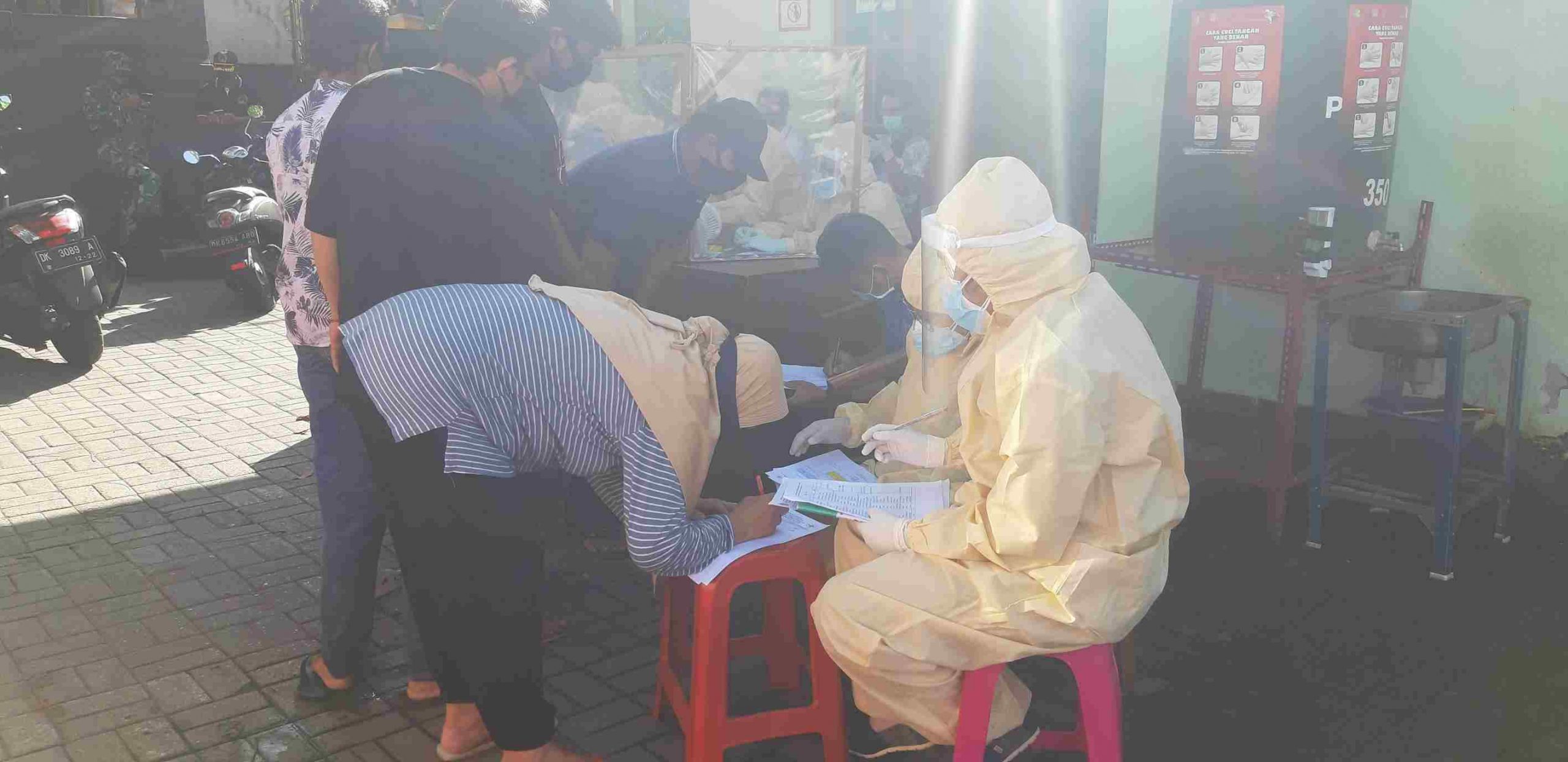 Cegah Corona, Pedagang Pasar Pemerintah Desa Pemogan Di-Rapid Test