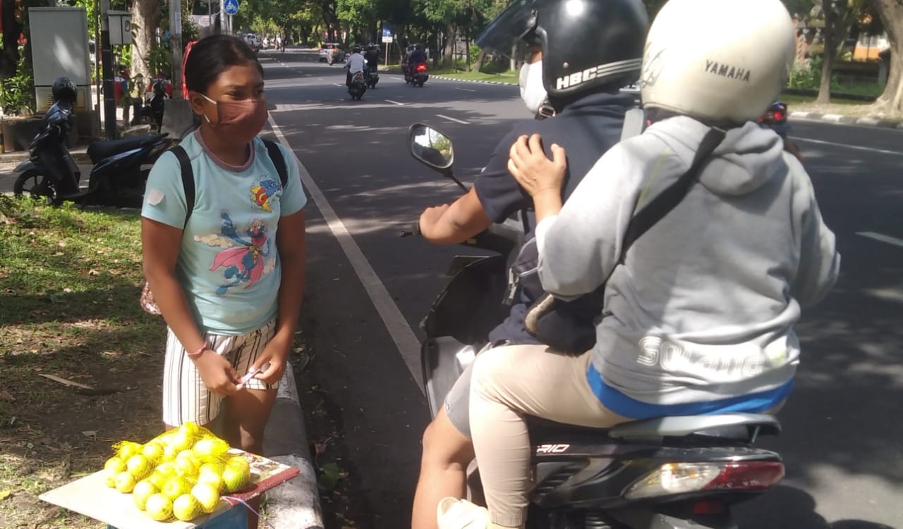 Bantu Ibu Beli Beras, Anak ini Harus Jual Jeruk Nipis Saat Pandemi