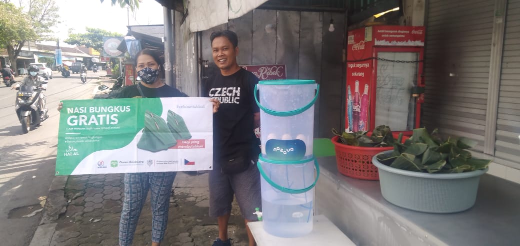 Hampir Sudah Sebulan Lelaki ini Berbagi Nasi Gratis di Jalanan
