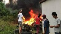‌Bakar Sampah, Warga Panik Api Menyambar Tumpukan Ban Bekas