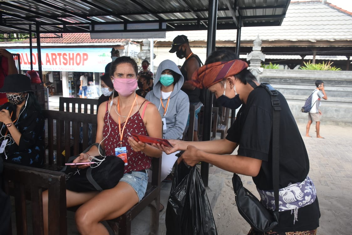 Wujud Edukasi Prokes, Forkom Antar Media Bali Bangkit Bagikan 5000 Masker