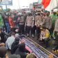 Kapolda Sumbar pantau langsung aksi unjuk rasa di depan Kantor DPRD Sumbar, Kamis (8/10/20).