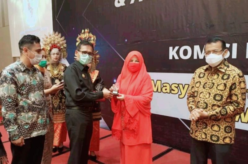 Penyerahan Anugerah Keterbukaan Informasi Publik & Achievement Motivation Award Person 2020 di Hotel Grand Zuri, Padang, Rabu (25/11/20).