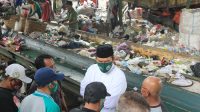 Lihat, Aksi Nekat Cabup Sidoarjo Bambang Haryo Terjang Tumpukan Sampah