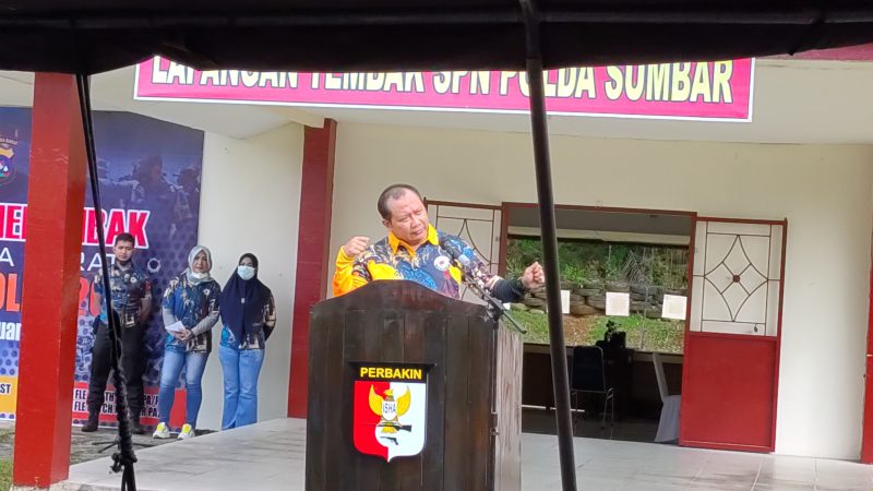 Kapolda Sumbar Irjen Pol Drs. Toni Harmanto, MH, saat membuka lomba menembak Piala Kapolda Sumbar tahun 2021 di lapangan tembak SPN Polda Sumbar, Rabu (3/2/21).