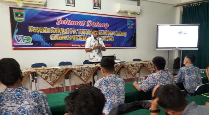 Siswa SMKN 5 Padang mengikuti seleksi untuk bekerja di PT Toyota Intercom di ruang meeting, Kamis (25/2/21).