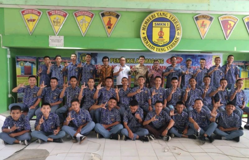 Foto bersama Kepala SMKN 1 Padang Dasrizal dengan siswa yang akan mengikuti Kelas PLN usai pembekalan, Desember 2020.
