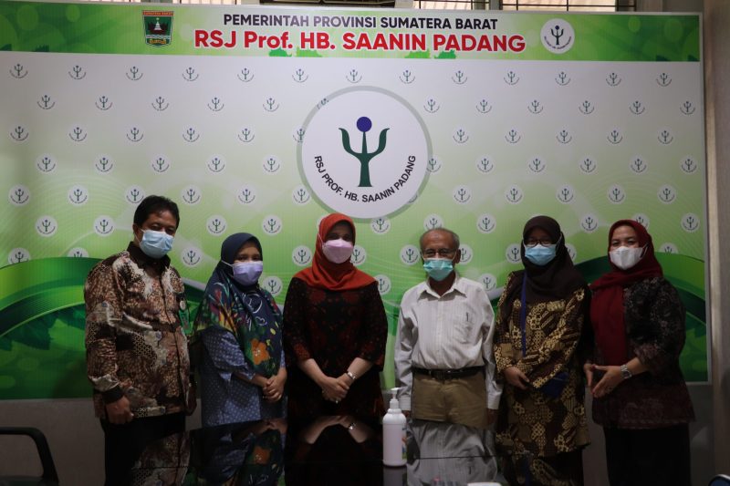 Plt. Direktur RS. Jiwa Prof. HB. Saanin Padang Ibu dr. Aklima, MPH foto bersama dengan dokter spesialis usai penandatanganan MoU, Maret 2021.