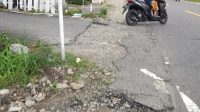 Kerusakan jalan kabupaten akibat penggalian untuk pemasangan pipa proyek Balai Prasarana Permukiman Wilayah Sumbar.