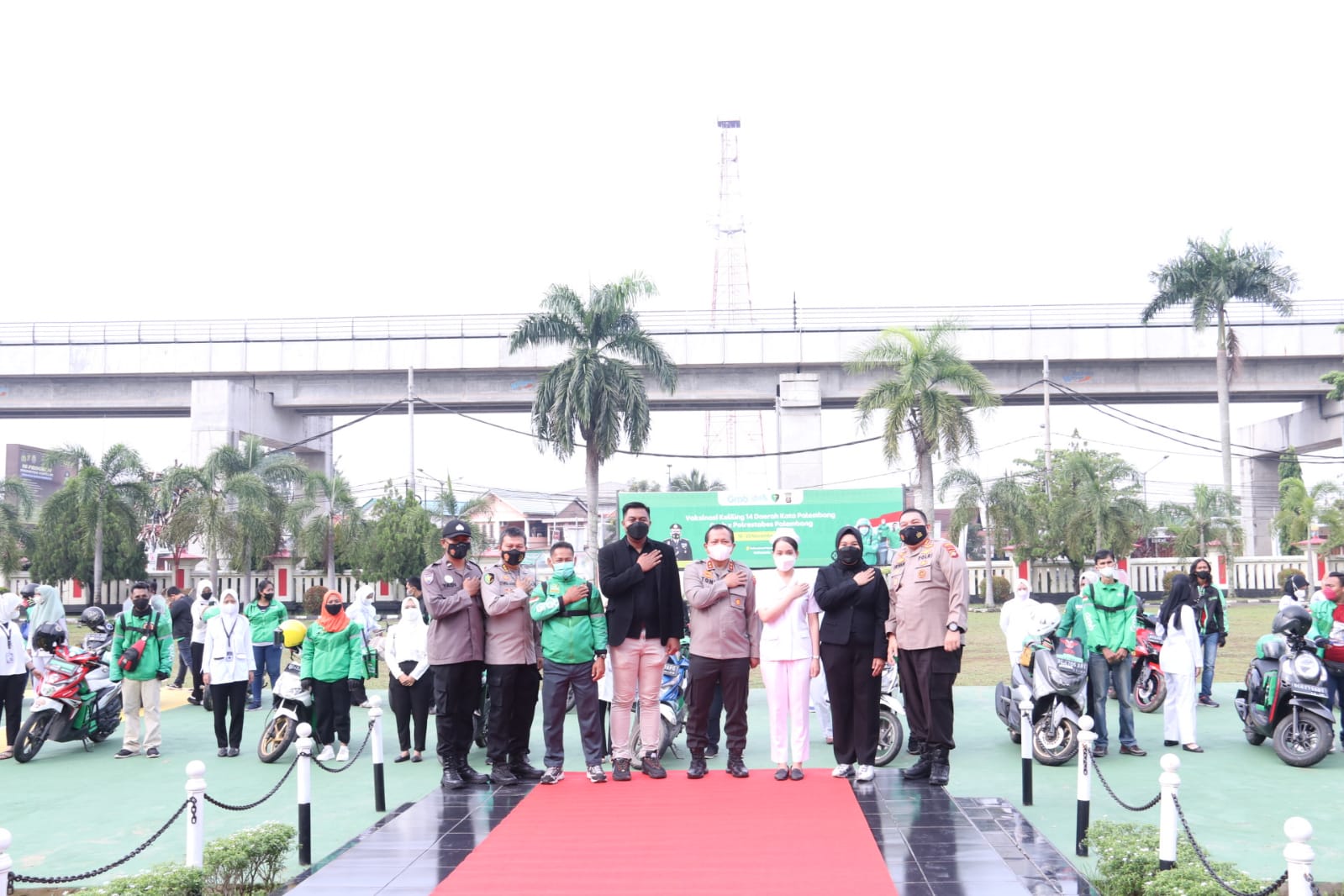 Gelar Vaksinasi Keliling 14 Daerah Polrestabes Palembang Gandeng Grab Indonesia