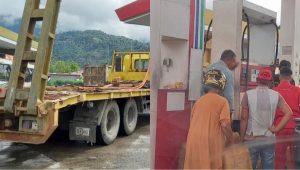 Antrean salah satu SPBU di Pasaman terlihat ada plat merah roda 10 antre BBM Solar, dan pengisian jeriken, pada 1 Desember 2021.