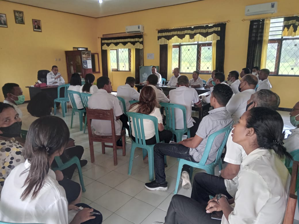 Plt Kadis Pendidikan Malaka Gelar Rapat Rutinitas Bersama Staf
