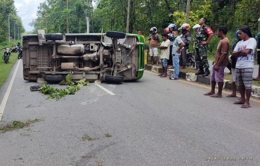 Lakalantas Mikrolet Anjelove Terbalik di Hutan Jati Nenuk, Penumpang Ambrosia Olo Meninggal di Tempat