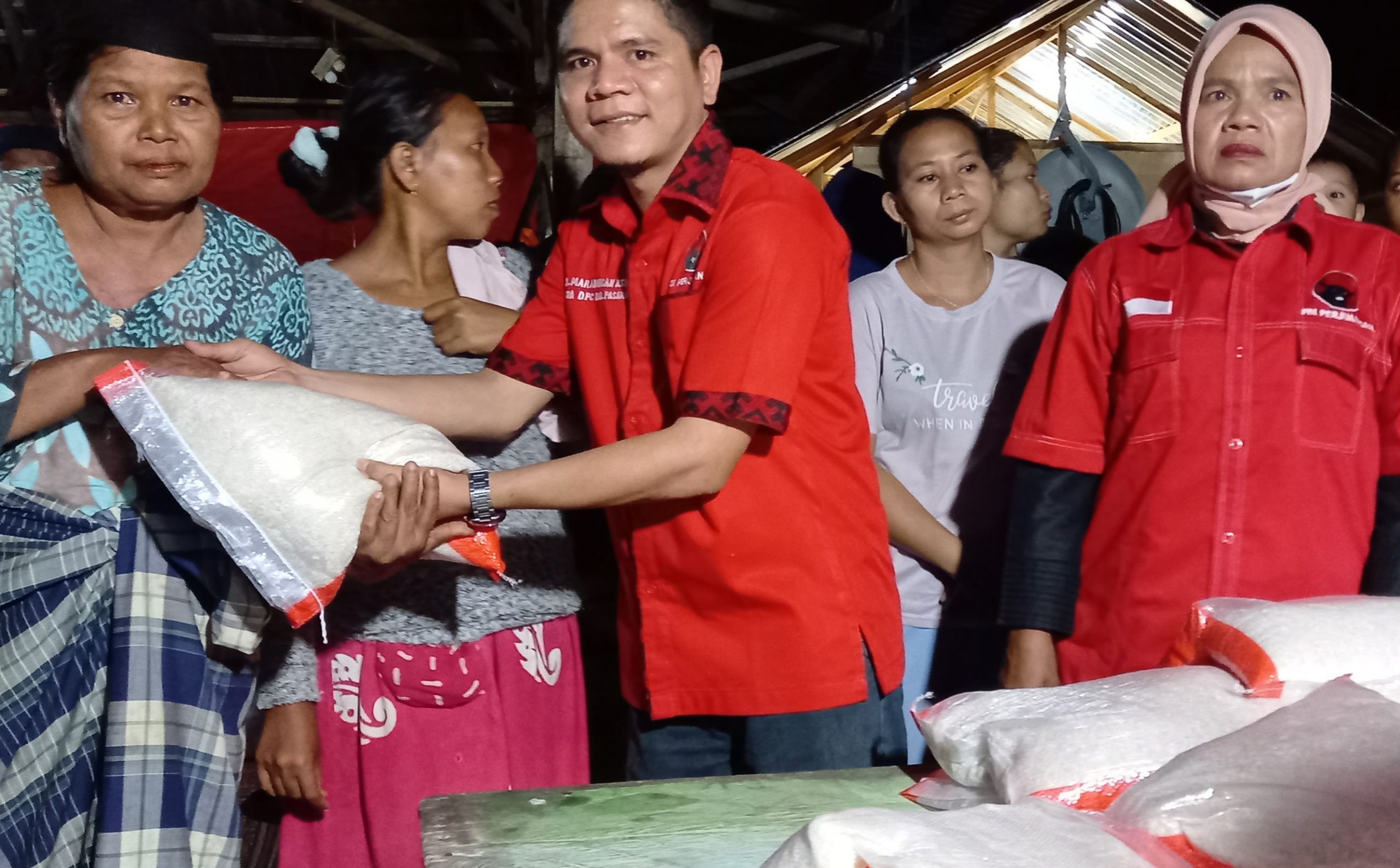 Ketua DPC PDIP Perjuangan Kabupaten Pasaman, Maradongan, bersama tim Bagunanya serahkan bantuan beras dari Ketua DPR RI, Puan Maharani, kepada warga terdampak Kecamatan Tigo Nagari, Sabtu malam (26/2/22).