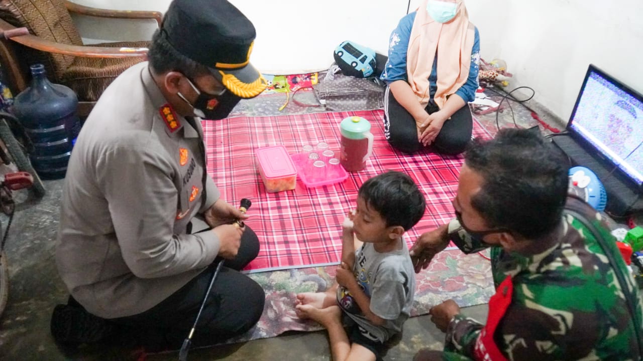 Kapolresta Sidoarjo Besuk Bocah Gastroschisis di Tanggulangin