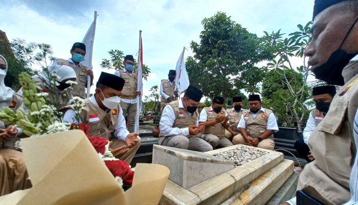 Bambang Haryo bersama tim BHS Peduli saat ziarah ke Makam Prof Suhardi
