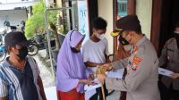 Dari Berbagi Sembako Hingga Gendong Lansia, Kontribusi Polres Ngawi Ingin Mengakhiri Pandemi