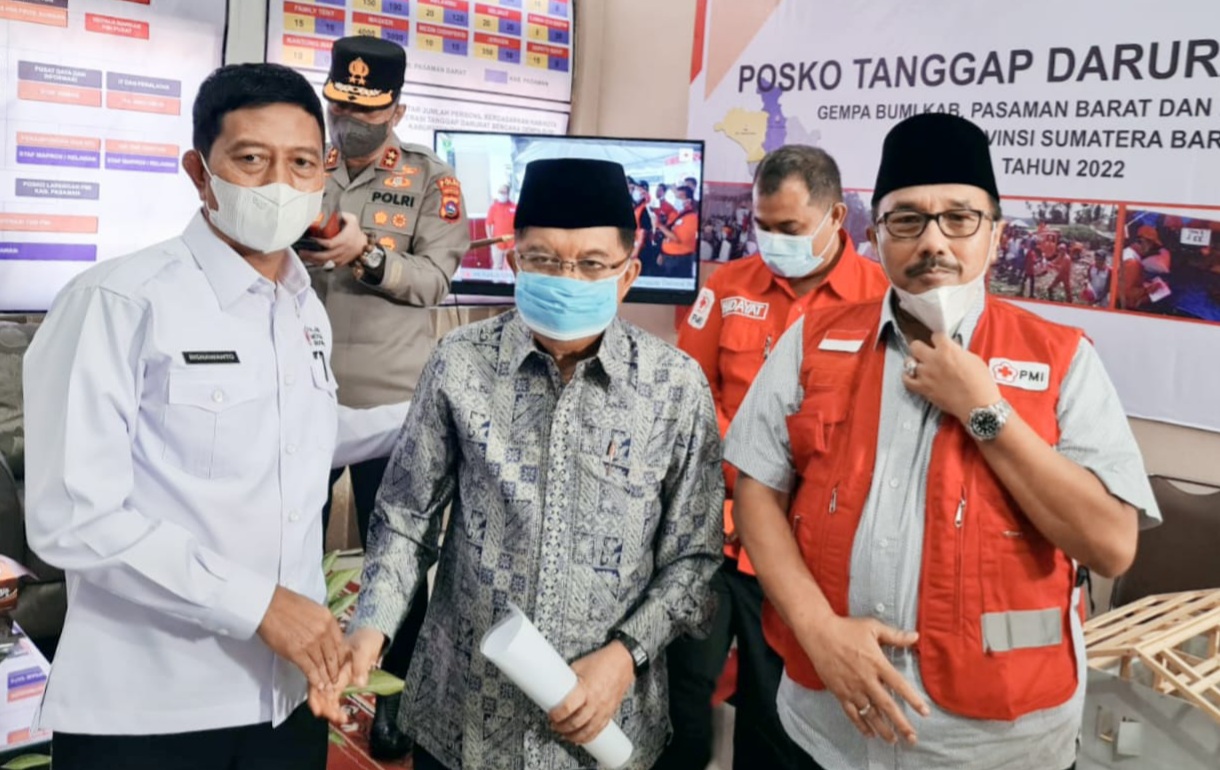 Bupati Pasaman Benny Utama bersama Ketum PMI Pusat, Jusuf Kalla, di markas PMI Sumbar, Sabtu (19/3/22).